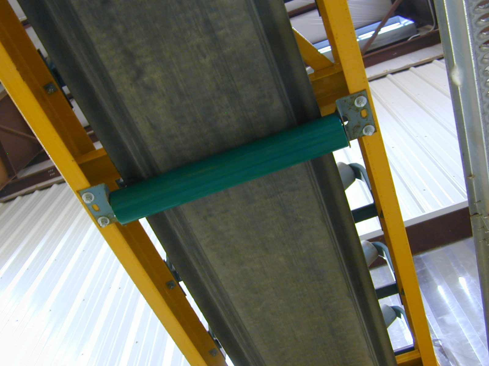 Equipment frame protected with seamless polyurea membrane